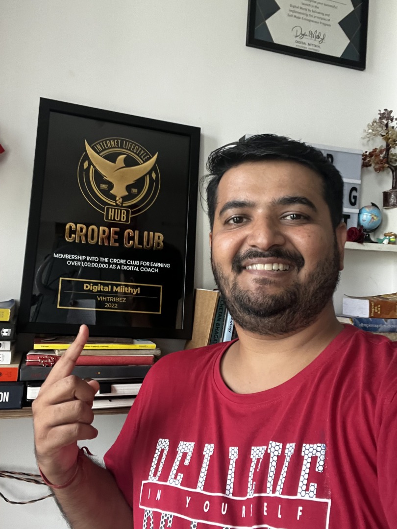 Mithyll Dave receiving the Crore Club Award from the Internet Lifestyle Hub community